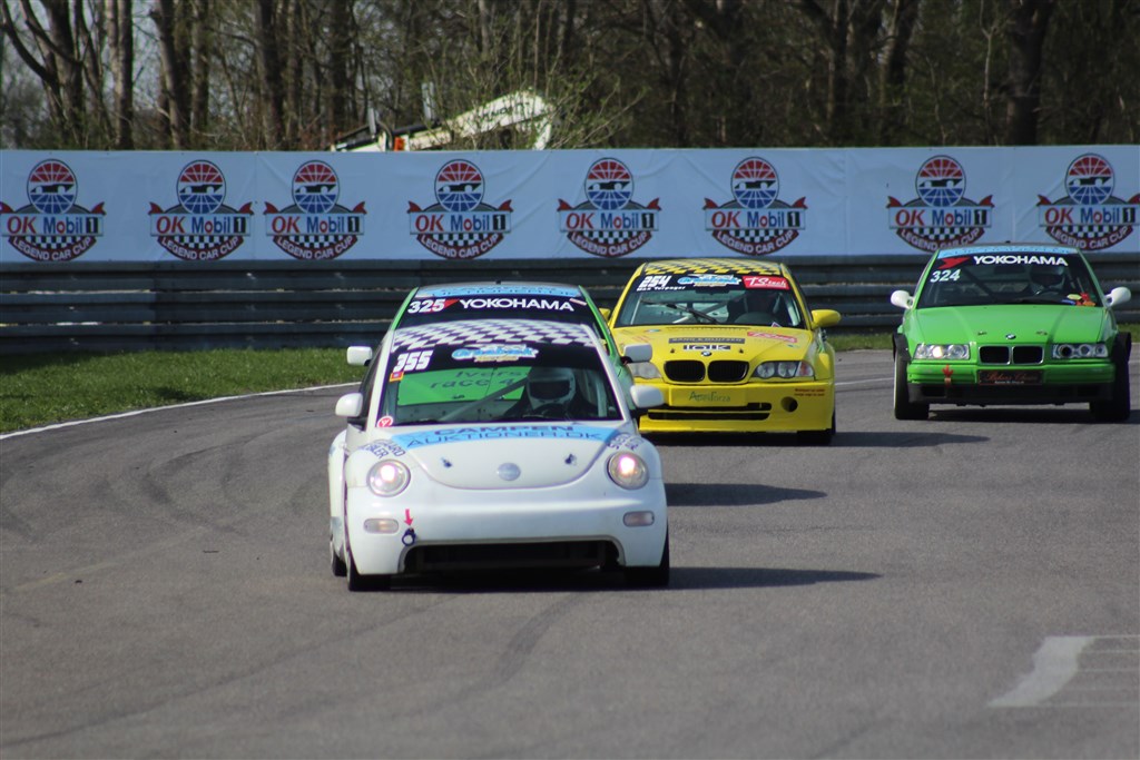 En stakkels lille Beetle jages af en flot glubske BMW’er. Keld Graabæk havde dobbeltprogram denne weekend, og var også i #355, hvor han forsøgte at holde Orla Iversen #325, Max Terpager #254 og Torben Møller #324 bag sig.
(Foto: JJ Media)